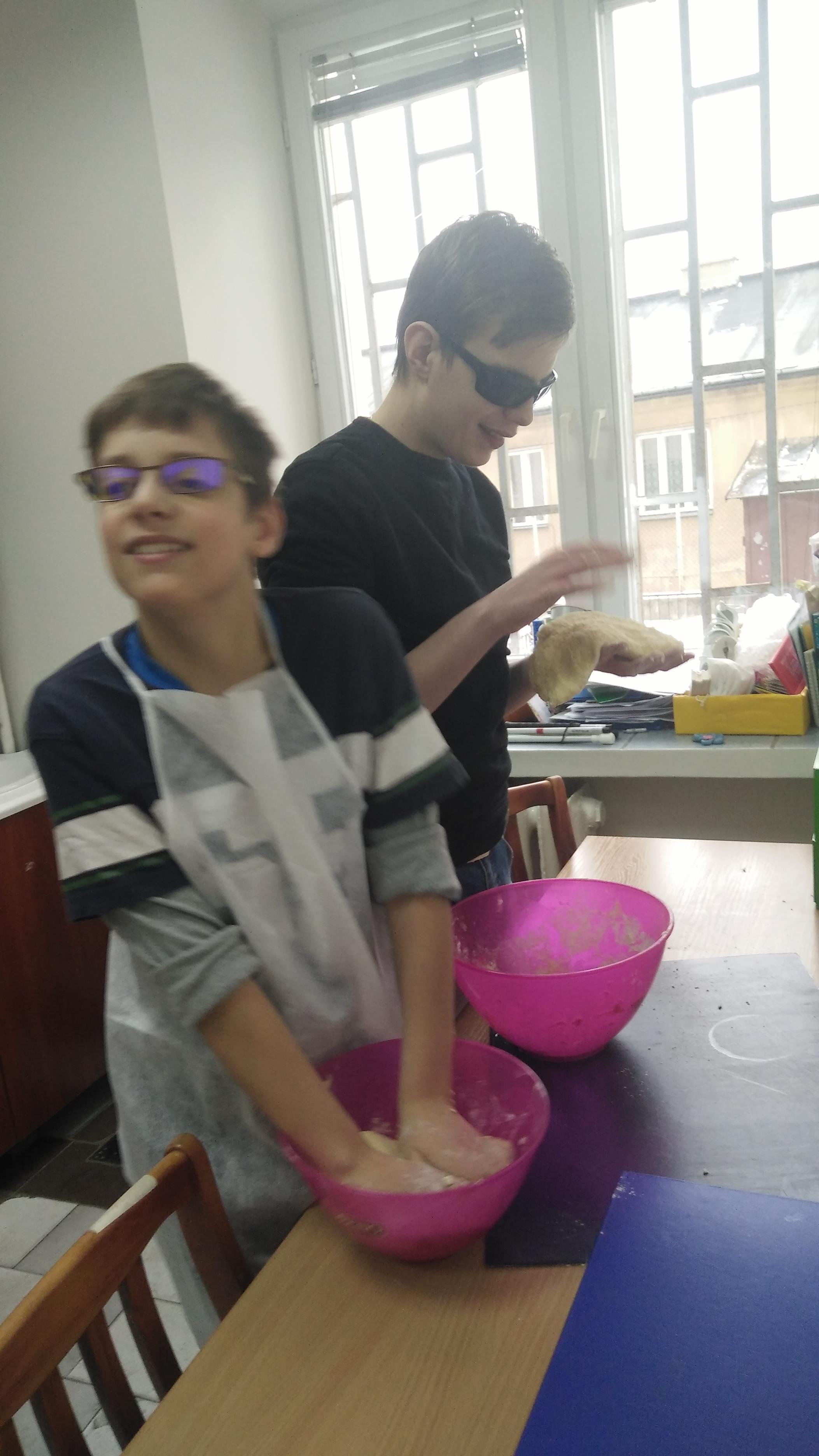 Grzegorz i Mateusz robią ciasto