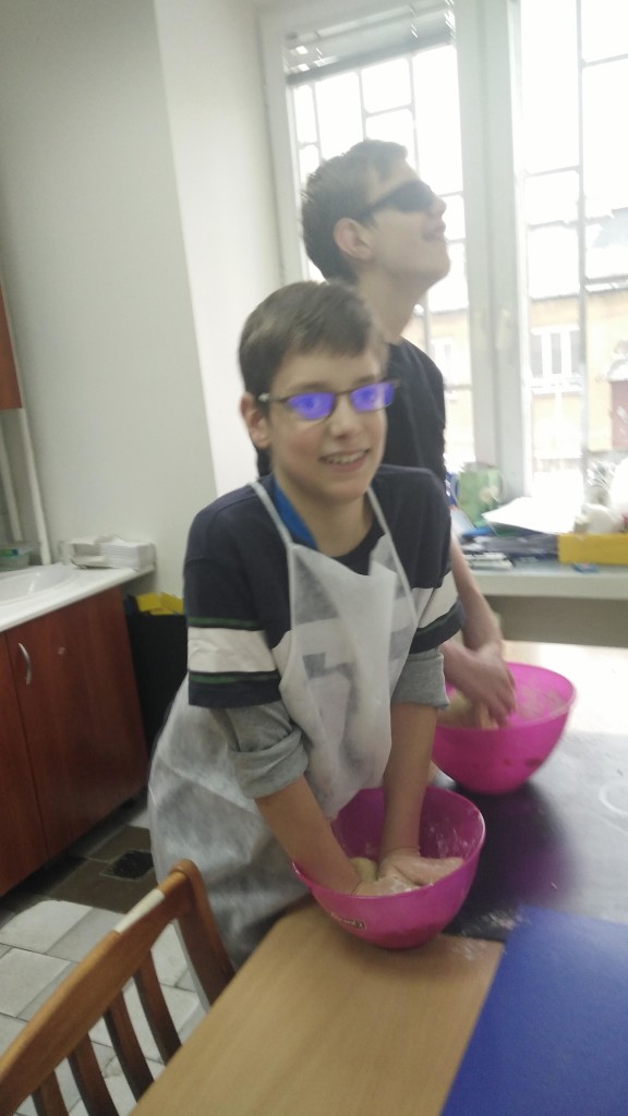 Mateusz i Grzegorz wyrabiają ciasto