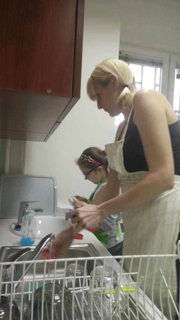 Wiktoria i Ola zmywają