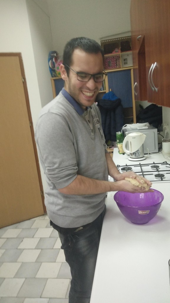 uśmiechnięty Piotrek F robi ciasto na oponki